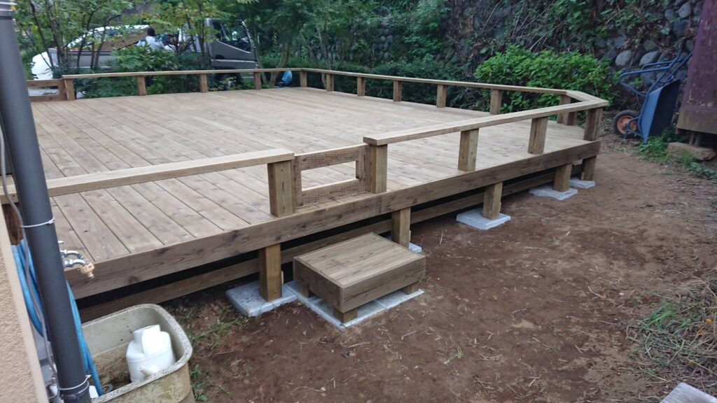 低い手すりが付いた天然木のウッドデッキ　高耐久処理木材伊勢原市